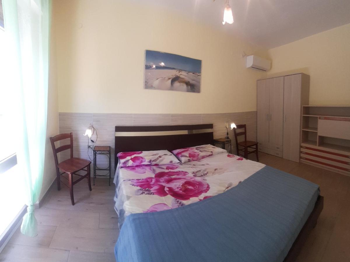 Casa Vacanze"Il Bouganville" คาร์บอเนีย ภายนอก รูปภาพ
