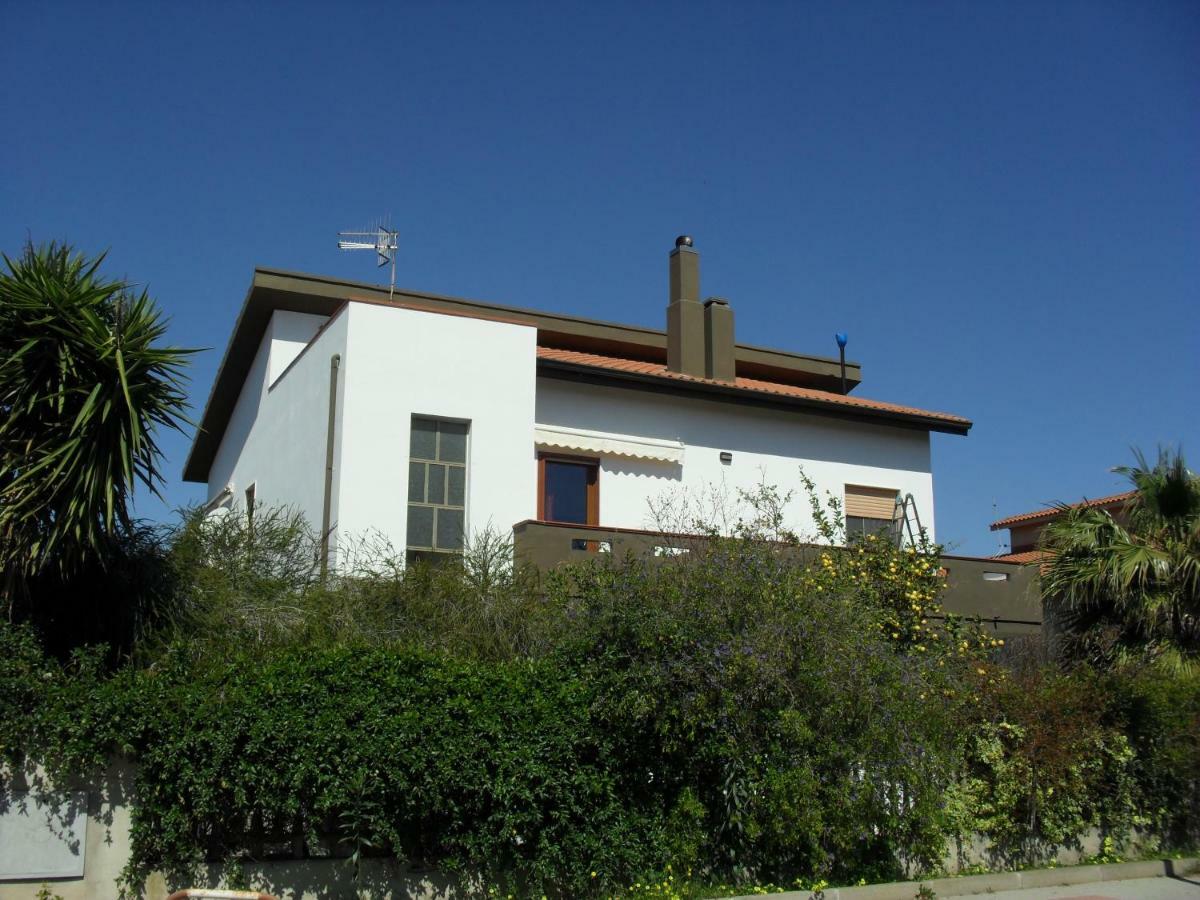 Casa Vacanze"Il Bouganville" คาร์บอเนีย ภายนอก รูปภาพ